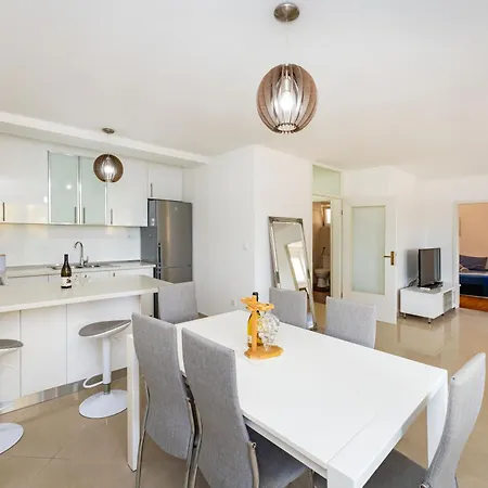 Relja Legacy Apartment *
